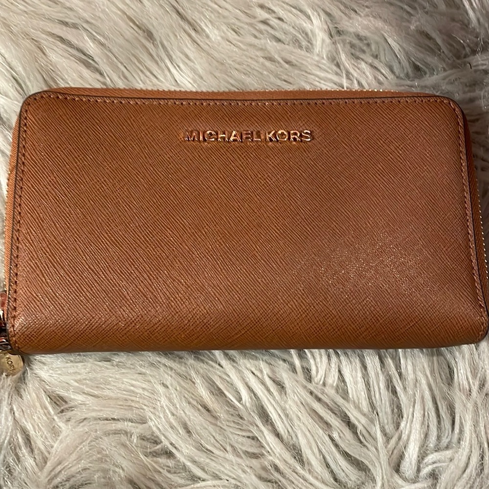 Michael kors brown wallet. Never used and has strap.